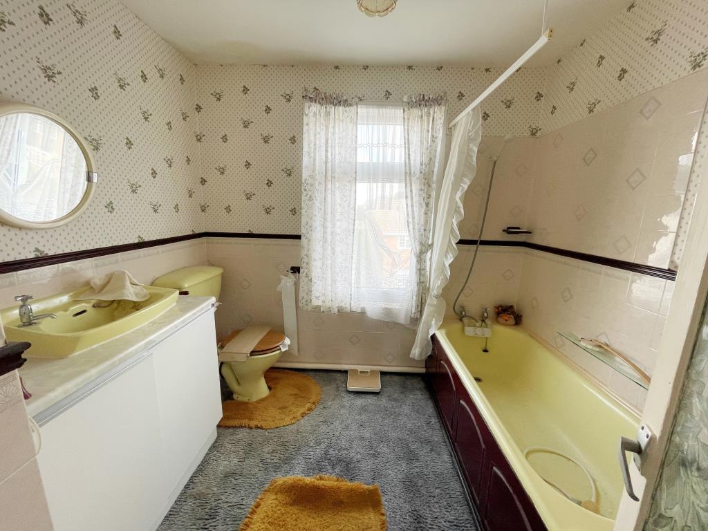 Lot: 63 - TWO-BEDROOM HOUSE FOR REFURBISHMENT - Three piece bathroom suite